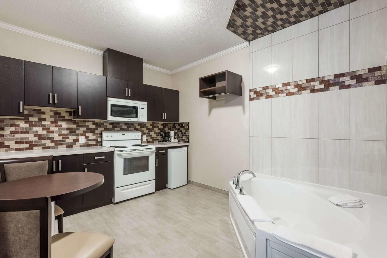 במוטל Super 8 By Wyndham Watrous מראה חיצוני תמונה